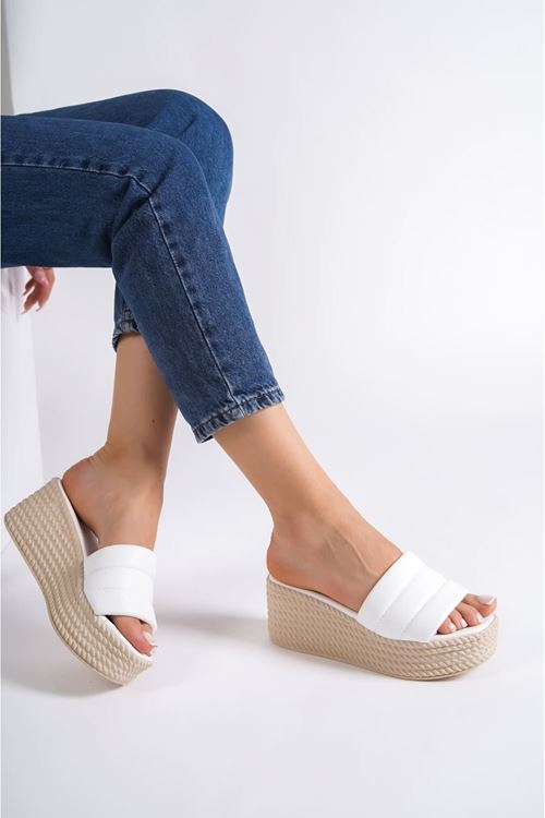 REINA Dolgu Topuklu Ortopedik Taban Hasır Görünümlü Kadın Terlik KT Beyaz