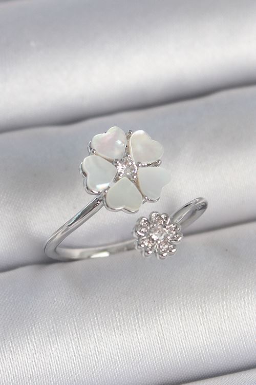 Pirinç Gümüş Renk Beyaz Mineli Çiçek Model Zirkon Taş Detay Kadın Yüzük