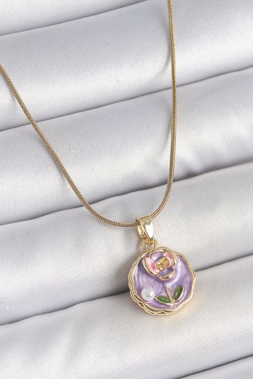 316L Çelik Gold Renk Zincir Mor Minimal Çiçek İşlemeli İnci Detay Portre Model Kadın Kolye