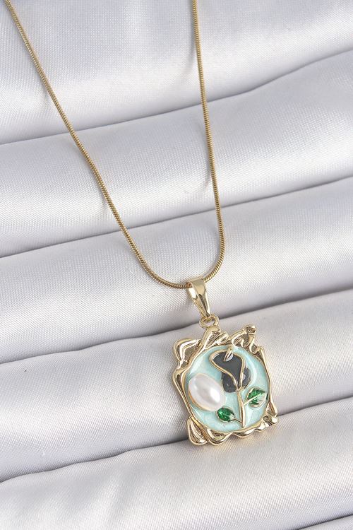 316L Çelik Gold Renk Zincir Mavi Mineli Çiçek İşlemeli İnci Detay Portre Model Kadın Kolye