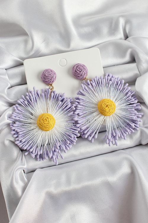 Mor Püsküllü Papatya Figürlü Hasır Örgü Model Gold Renk Kadın Küpe