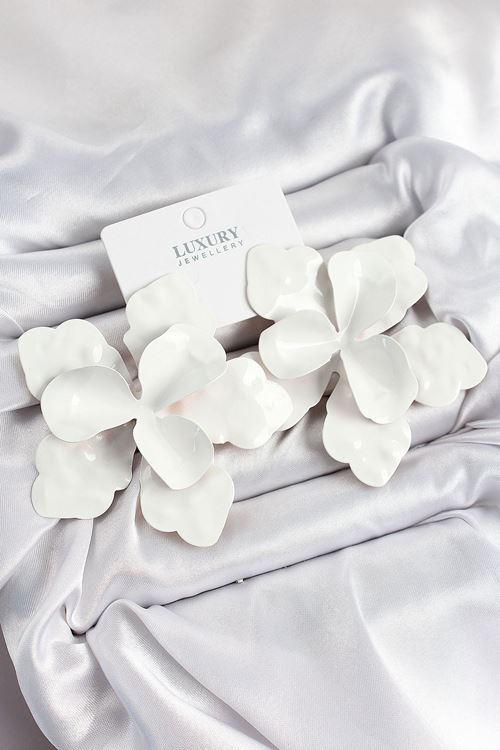 Pirinç Beyaz Çiçek Model Kadın Küpe