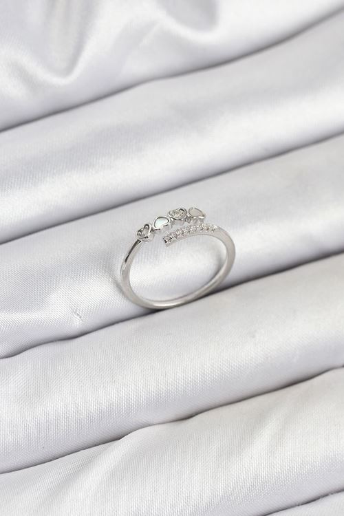 Pirinç Gümüş Renk Kalpli Detaylı Zirkon Taşlı Kadın Yüzük